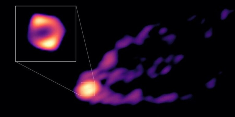 З колосальним струменем плазми. Астрофізики показали дивовижне фото надмасивної чорної діри